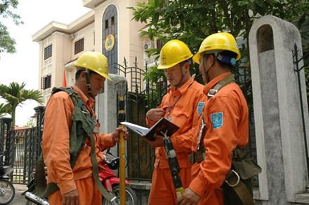 Các “ông lớn” Bộ Công Thương công khai giá mua điện, xăng, dầu