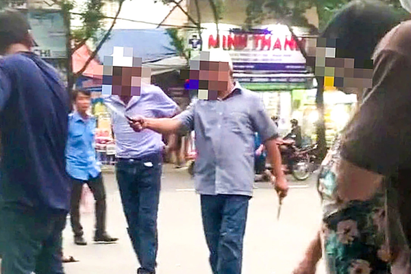 Điều tra vụ 4 người cầm dao, kéo hành hung tài xế taxi ở Bệnh viện Thủ Đức