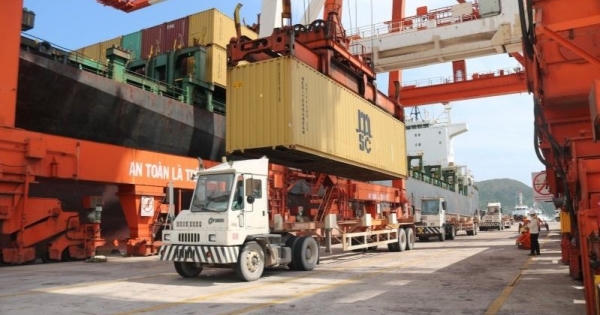 Doanh nghiệp xuất nhập khẩu gặp 'bão phí' ở đường biển Doanh nghiệp xuất nhập khẩu gặp 'bão phí' ở đường biển