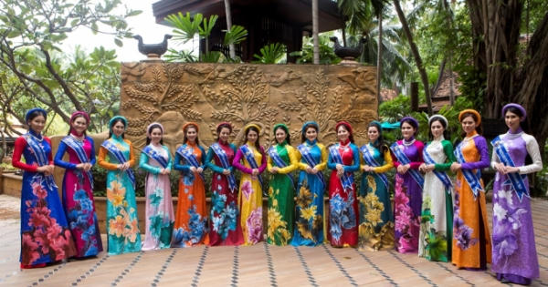 Hoa hậu Janny Thủy Trần cho thí sinh giới thiệu áo dài Việt Nam trên đường phố Pattaya Hoa hậu Janny Thủy Trần cho thí sinh giới thiệu áo dài Việt Nam trên đường phố Pattaya
