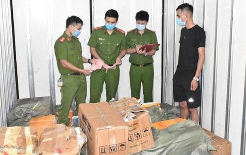 Phát hiện, bắt giữ 3 tấn thực phẩm đông lạnh không nguồn gốc xuất xứ
