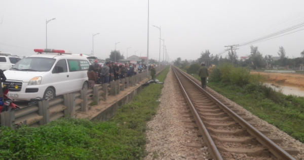 Xe máy bị tàu hỏa tông kinh hoàng hai người thương vong