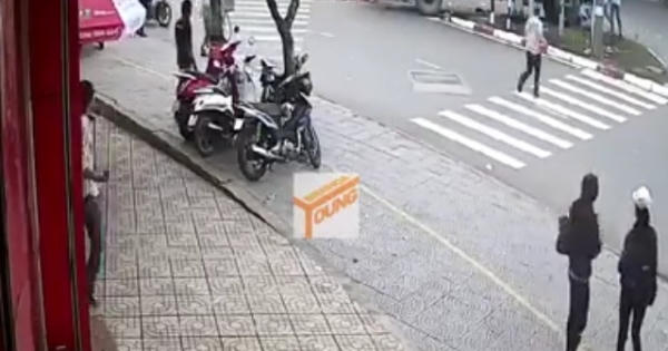 [Clip]: Xe tải húc văng nhiều xe máy đang dừng chờ đèn đỏ