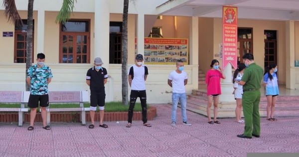 Hải Dương: Bất chấp lệnh cấm, nhóm nam nữ vẫn vô tư "bay lắc" trong quán karaoke Hải Dương: Bất chấp lệnh cấm, nhóm nam nữ vẫn vô tư "bay lắc" trong quán karaoke