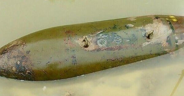 Đi dạo ven sông, phát hiện quả bom dài 1,5m