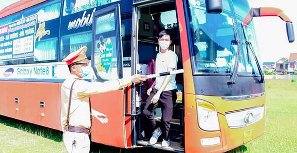 Xe khách chở 40 người từ vùng dịch Covid-19 về Nghệ An trốn khai báo y tế