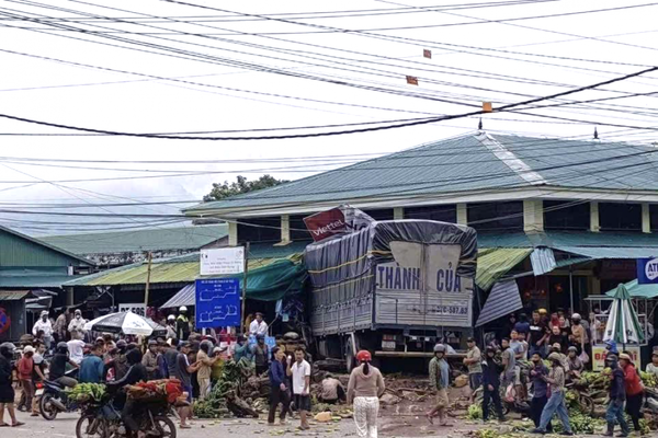 Xe tải lao vào chợ bán chuối ở Quảng Trị khiến 03 người tử vong