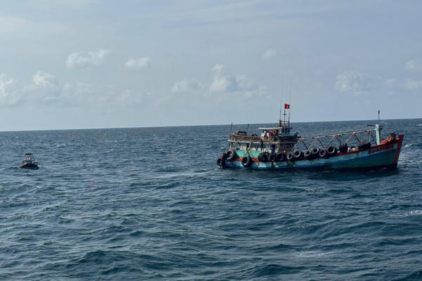 Phát hiện và xử lý 3 tàu cá vi phạm IUU trên vùng biển Cần Thơ Phát hiện và xử lý 3 tàu cá vi phạm IUU trên vùng biển Cần Thơ