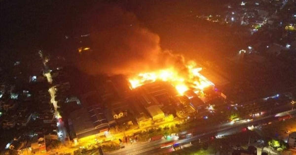 Công ty bao bì bốc cháy dữ dội khiến cho người dân náo loạn