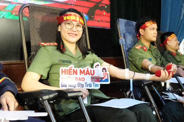 Hàng trăm chiến sỹ Công an Hà Tĩnh tham gia hiến máu cứu người