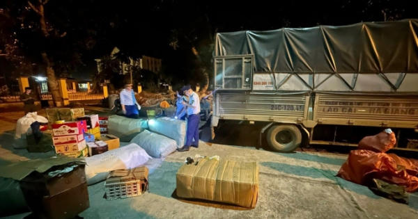 Phát hiện xe tải vận chuyển hàng hóa không rõ nguồn gốc, giả nhãn hiệu nổi tiếng