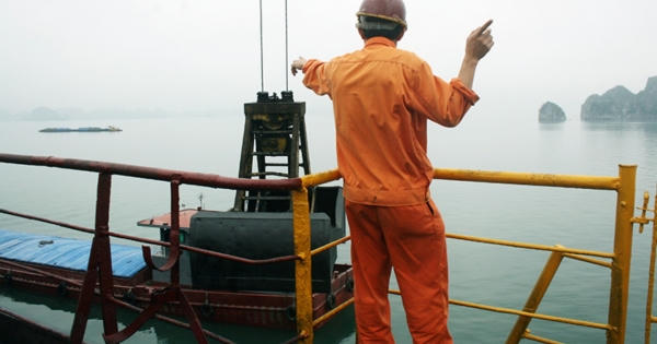 Quảng Ninh: Gãy trụ cẩu nổi tự hành trên biển khiến 1 người tử vong