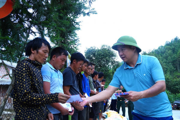 Tặng quà các gia đình thuộc diện di dời khẩn cấp tại huyện Mèo Vạc