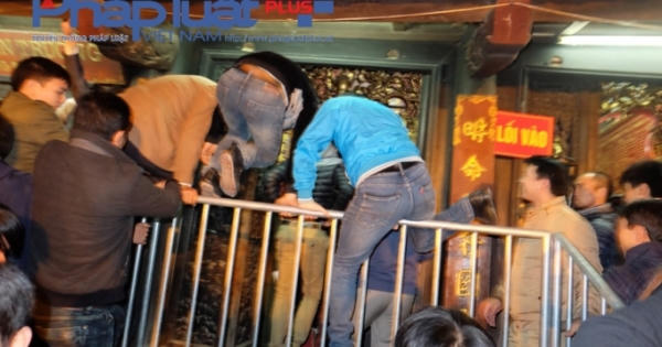 Tranh cướp lộc gây hỗn loạn tại lễ khai Ấn đền Trần Nam Định