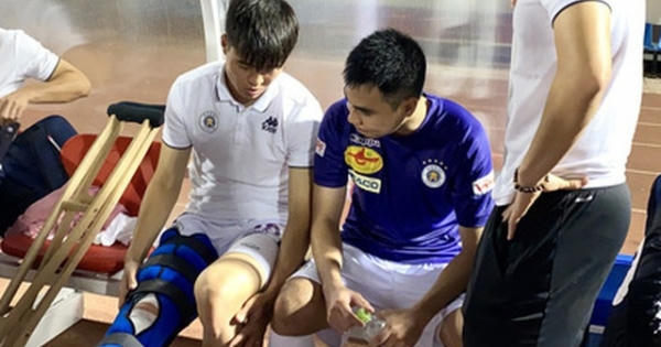 Đình Trọng và Duy Mạnh cùng sang Singapore kiểm tra chấn thương