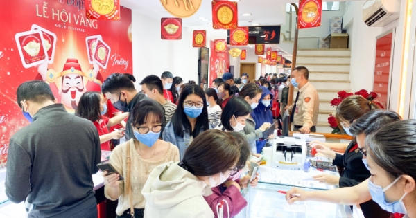Giữa trưa ngày vía Thần tài: Giá vàng lao dốc, lượng khách mua bất ngờ “tăng nhiệt”