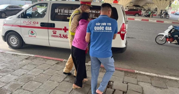 Cảnh sát giao thông giúp đỡ người phụ nữ bị cảm nắng