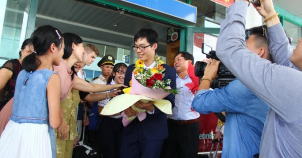 Cố đô Huế đón “cậu bé vàng” mang vinh quang trở về từ Olympic Sinh học 2017