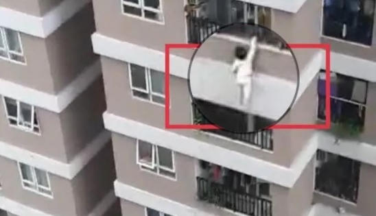 Bé gái 3 tuổi rơi từ tầng 12 chung cư và tình huống "cứu nguy thần kì" của "người hùng" Nguyễn Ngọc Mạnh