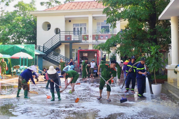 Hà Nội: Công an xã Xuân Mai ra quân giúp nhân dân khắc phục hậu quả mưa lũ