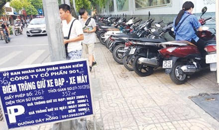 Phố đi bộ quanh hồ Hoàn Kiếm: Đường ngập rác, khách bị chặt chém