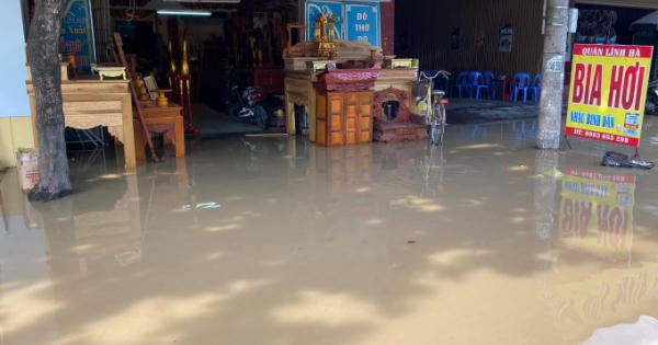 Vỡ đường ống nước sạch ở TP Vinh, người dân hối hả sơ tán đồ đạc