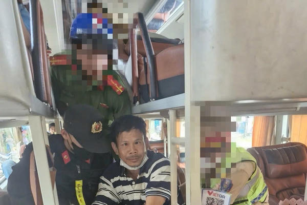 Bắt nghi phạm vung dao chém người rồi lên xe khách tìm cách chạy trốn