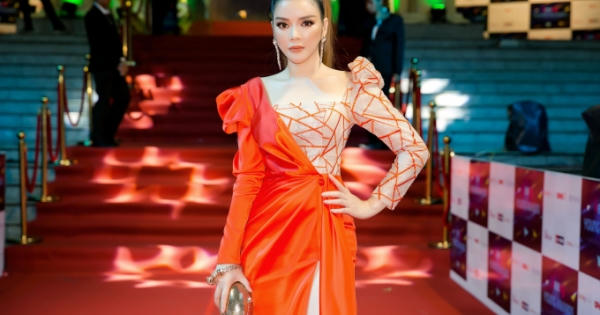 Lý Nhã Kỳ được mời trao giải cho Bích Phương