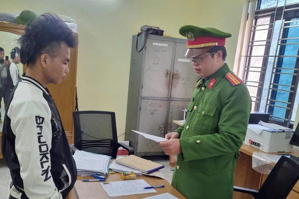 Về nhà trốn nã, đối tượng bị công an bắt giữ