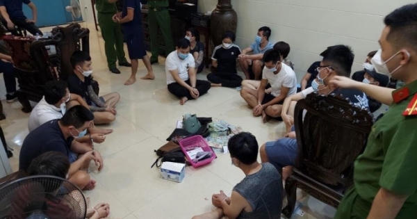 Đột kích sới bạc, bắt giữ nhóm đối tượng đang say sưa sát phạt bất chấp dịch bệnh