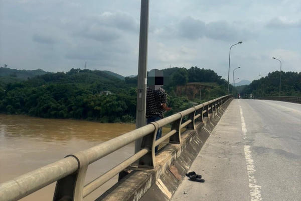 Cứu thành công nam thanh niên có ý định nhảy cầu ở Tuyên Quang