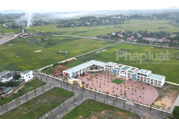 Bắc Giang: Bãi rác khổng lồ nhả khói, học sinh mầm non chịu cực