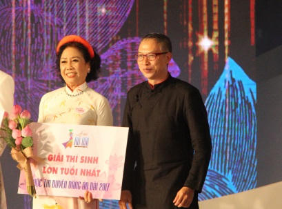 "Bà ngoại" đạt giải trong cuộc thi Duyên dáng Áo dài 2017