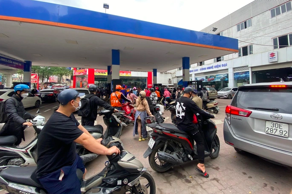Sợ giá xăng còn tiếp tục tăng, người dân nhanh chóng đổ đầy bình