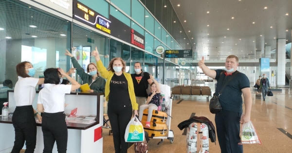 Bắt cách ly, test liên tục: Tự tay 'dâng khách' cho Thái Lan, Campuchia Bắt cách ly, test liên tục: Tự tay 'dâng khách' cho Thái Lan, Campuchia