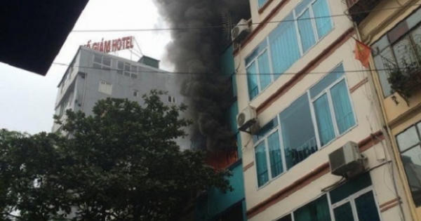 Hà Nội: Cửa hàng mát xa bốc cháy vì điều hòa phát hỏa?