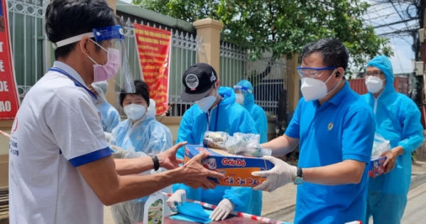 “Nghĩa tình Công đoàn” - mang tấm lòng thơm thảo đến với hàng trăm ngàn công nhân lao động “Nghĩa tình Công đoàn” - mang tấm lòng thơm thảo đến với hàng trăm ngàn công nhân lao động