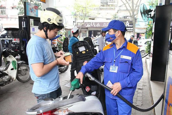 Giá xăng tăng 1.300 đồng mỗi lít