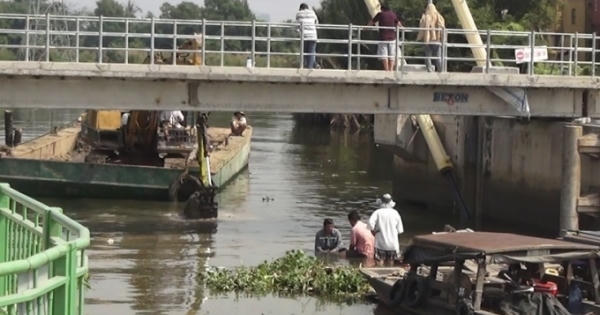 Sà lan 200 tấn chở cát chìm trên rạch sông Sài Gòn