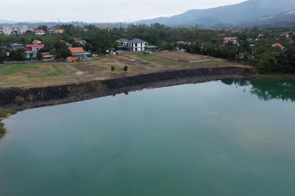 Đông Triều (Quảng Ninh): Bị tuýt còi vì bỏ 1 tỷ đồng làm đường lại lấn ra hồ thủy lợi