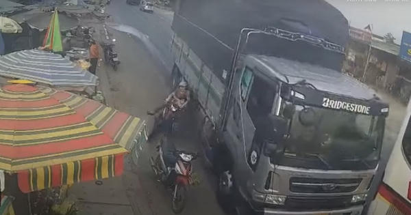 Clip: Xe tải vượt ẩu trước chợ, khiến 3 mẹ con ngã xuống đường