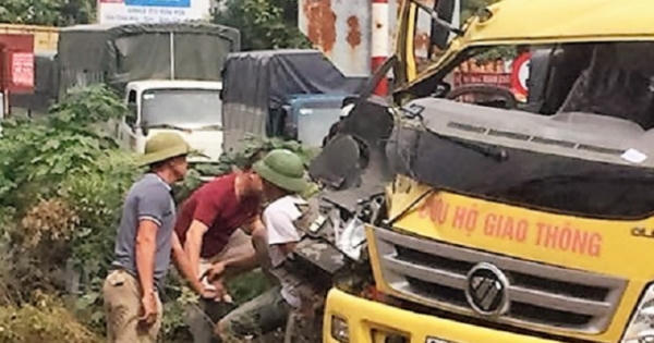 Hưng Yên: Tàu hỏa húc tung xe cứu hộ, tài xế may mắn thoát chết