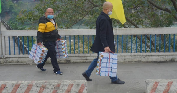 Lào Cai: Người dân Trung Quốc đổ xô sang Việt Nam tìm mua khẩu trang