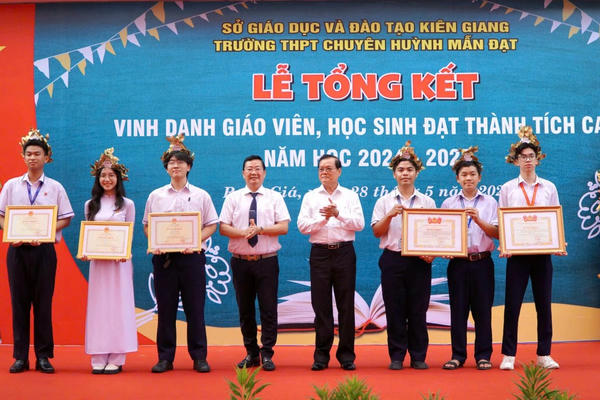 Trường THPT chuyên Huỳnh Mẫn Đạt vinh danh giáo viên, học sinh xuất sắc năm học 2024 - 2025