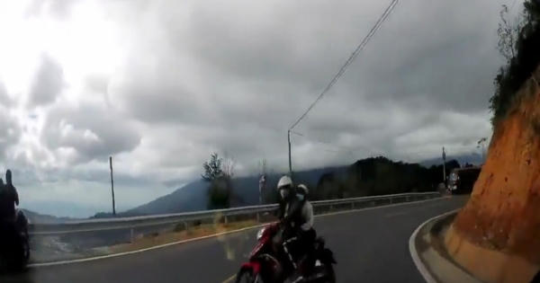 "Giật tung người" với pha ôm cua ngược chiều của xe Exciter