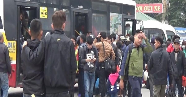 Dòng người ùn ùn "rời đô" về quê chiều cuối năm 2015