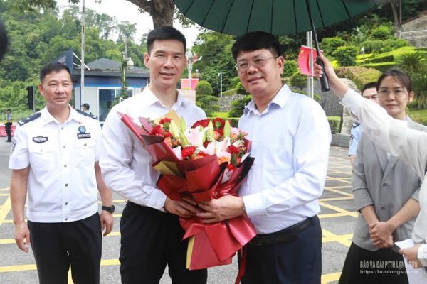 Đoàn công tác Bộ Tư pháp dự Hội nghị tư pháp Việt - Trung Đoàn công tác Bộ Tư pháp dự Hội nghị tư pháp Việt - Trung