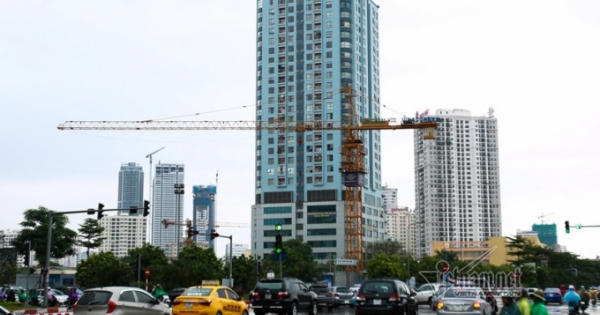 Hà Nội: Nguy hiểm "lơ lửng" trên đầu người dân