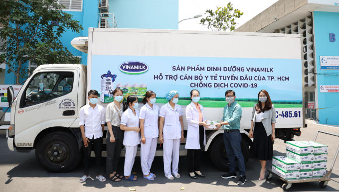Vinamilk ủng hộ 8 tỷ đồng cho Hà Nội và 3 tỉnh miền Trung chống Covid 19