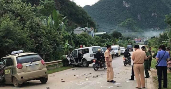 Xe cứu thương đấu đầu xe taxi khiến nhiều người thương vong